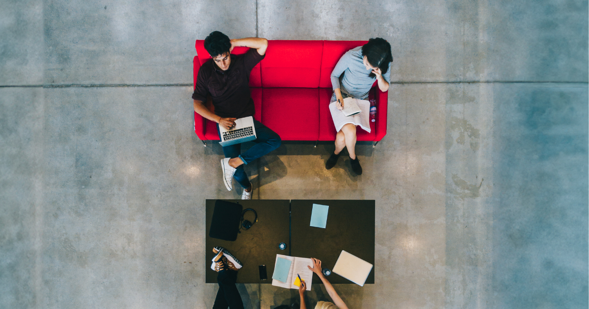 Studenti a absolvetni