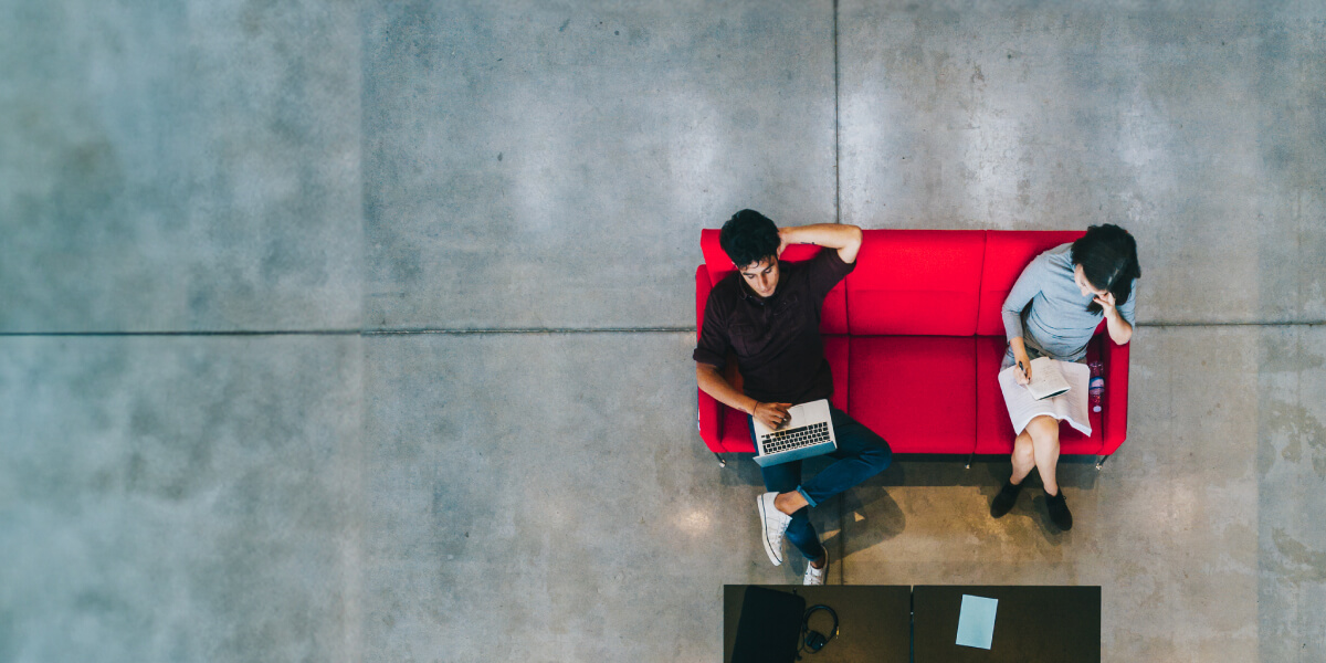 Studenti a absolvetni